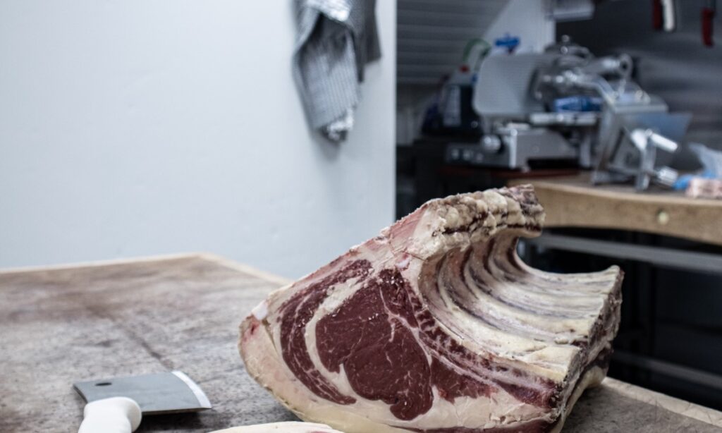 Esamos skerdyklos rekonstrukcija, įrengiant mėsos išpjaustymo cechą, naujai projektuojamas gamybos ir sandėliavimo pastatai su visa reikalinga infrastruktūra.