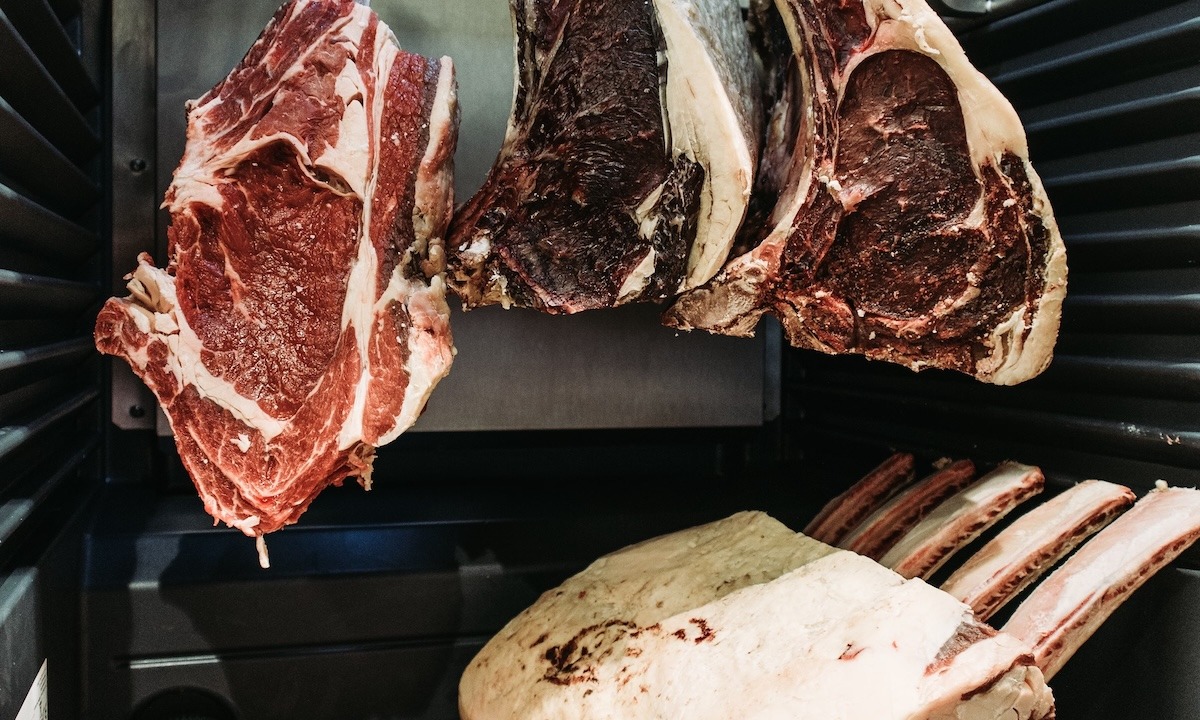 Pakabinta rūkyta mėsa.