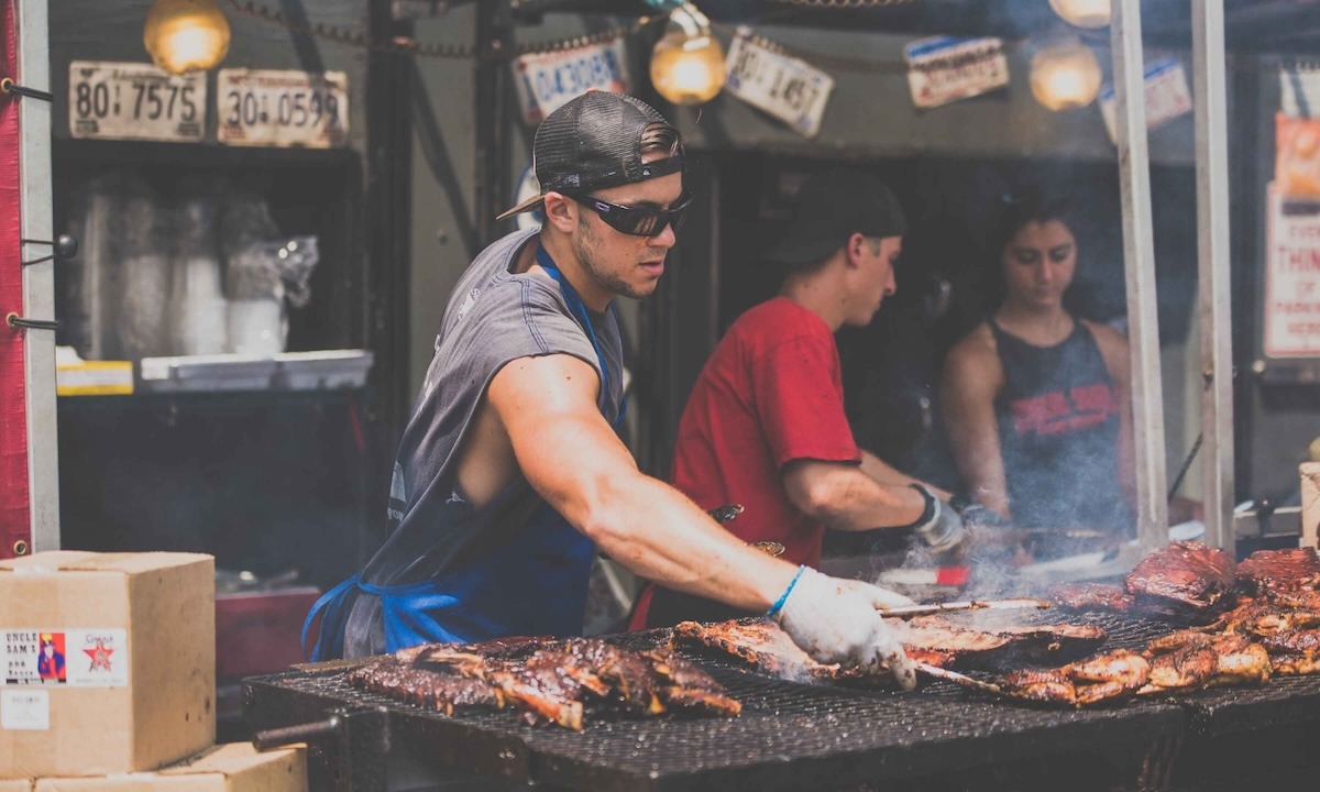 Žmogus rūko mėsą